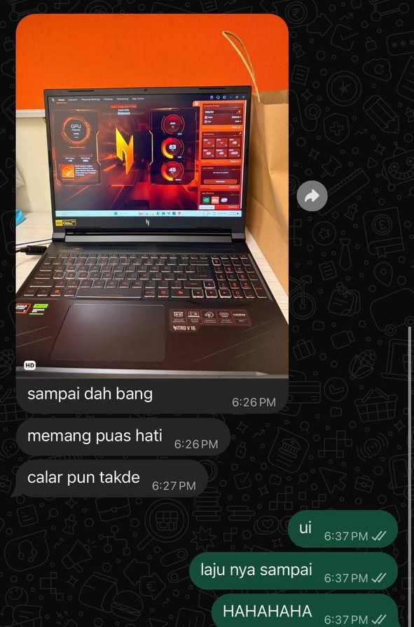 WhatsApp chat: a buyer’s photo of an Acer Nitro V 16 switched on, with the messages “sampai dah bang”, “memang puas hati”, “calar pun takde”